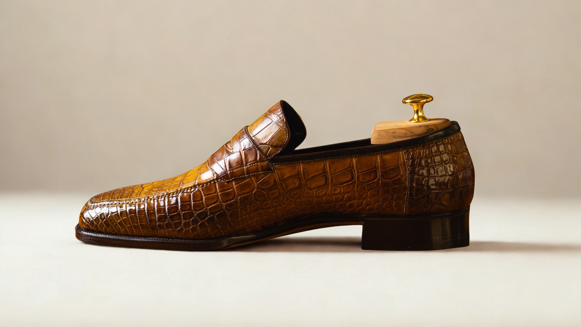 Hand-welted loafer in yellow crocodile-embossed leather